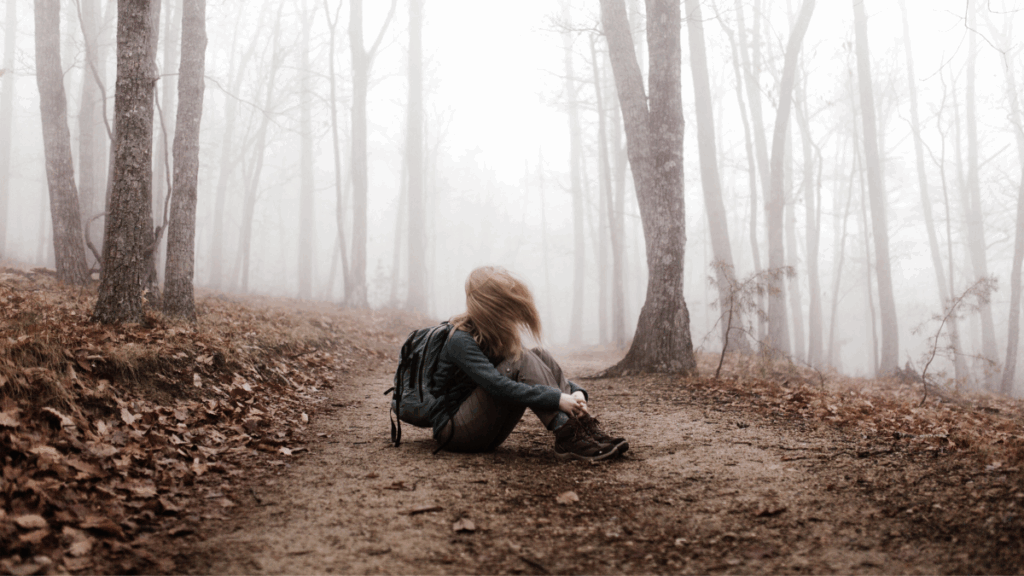Frau in stiller Melancholie, tief in Gedanken